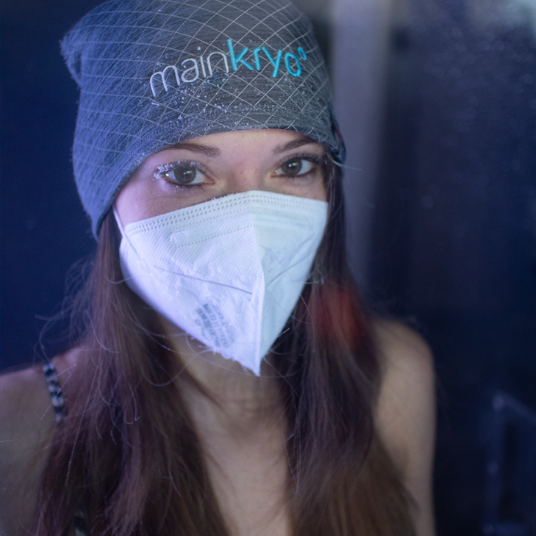 Kundin mit Maske | Mainkryo LOUNGE in 3 Minuten zu mehr Wohlbefinden! Jetzt Probetermin vereinbaren & Eistherapie starten ✔